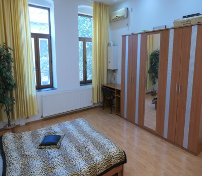Apartament la casă, ultracentral, et.1, pentru locuință sau birou